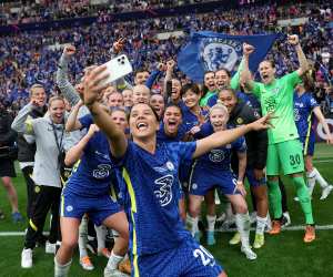 Sam Kerr taking a selfie of the winning Chelsea squad